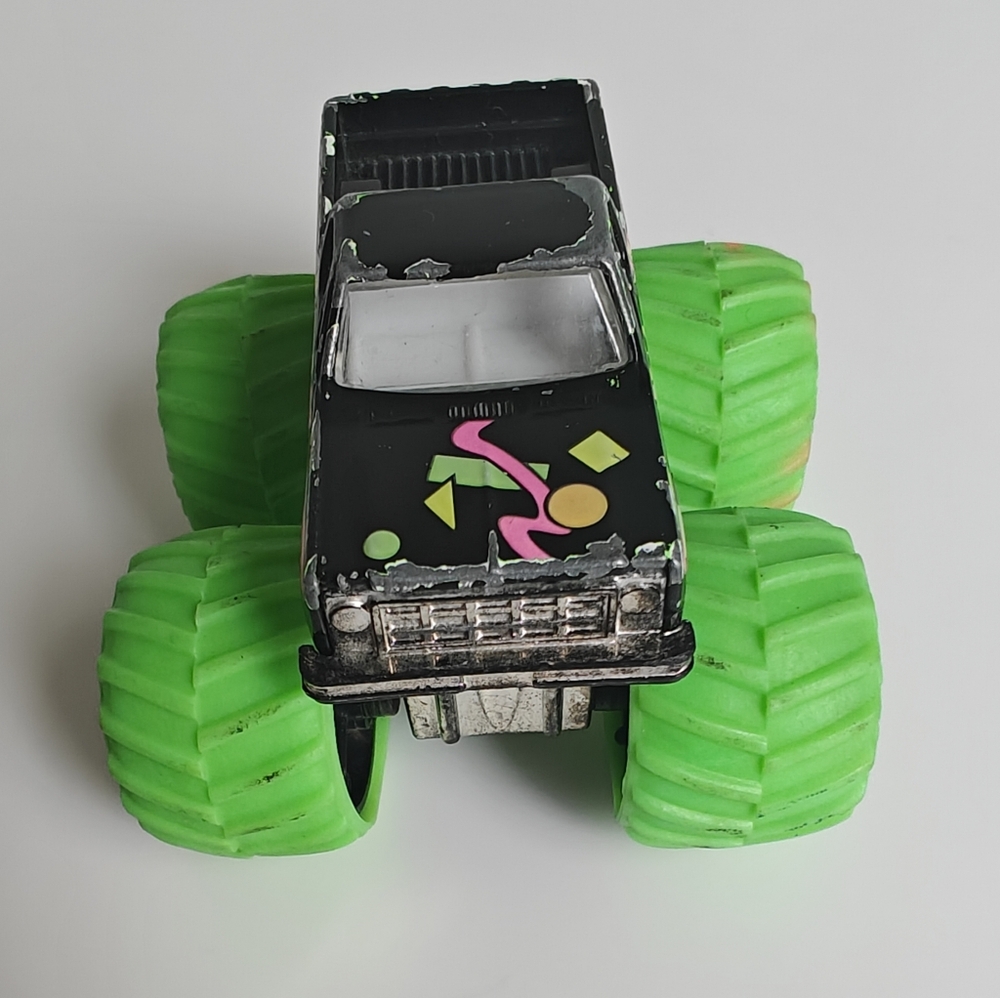 Road Champs Monster Truck 1987 Vintage Black Chevy? Truck Neon Green Wheels - Picture 3 of 5